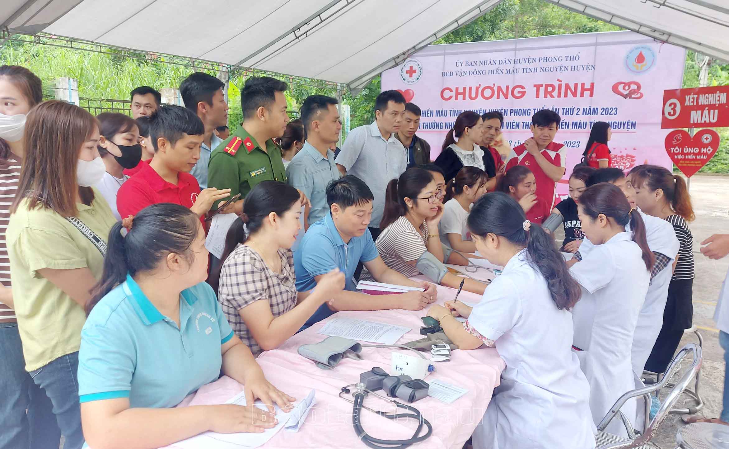 Các tình nguyện viên tham gia kiểm tra sức khỏe trước khi hiến máu.